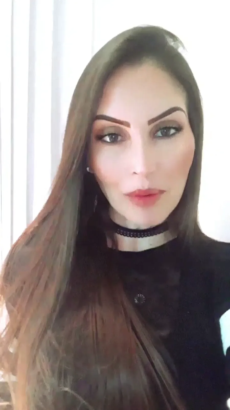 Déborah Pedrosa maquiando cliente no Coração Eucarístico, BH