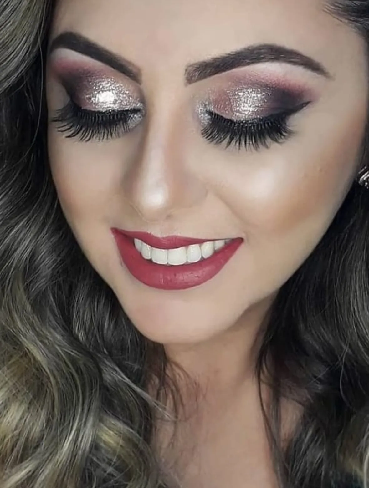 Maquiagem marcante com acabamento profissional em cliente de Belo Horizonte