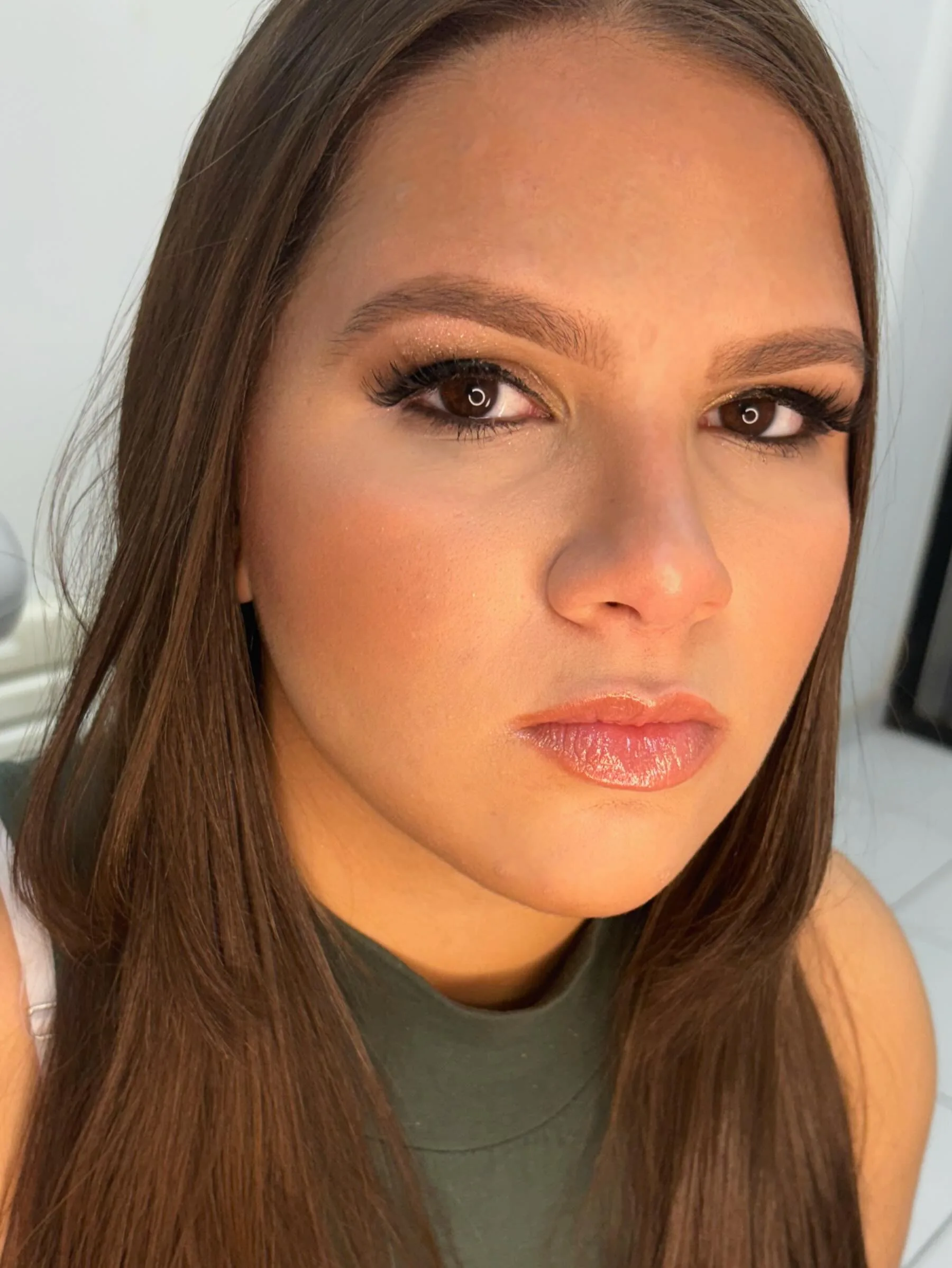 Cliente jovem com maquiagem glam realizada por Déborah Pedrosa em Belo Horizonte